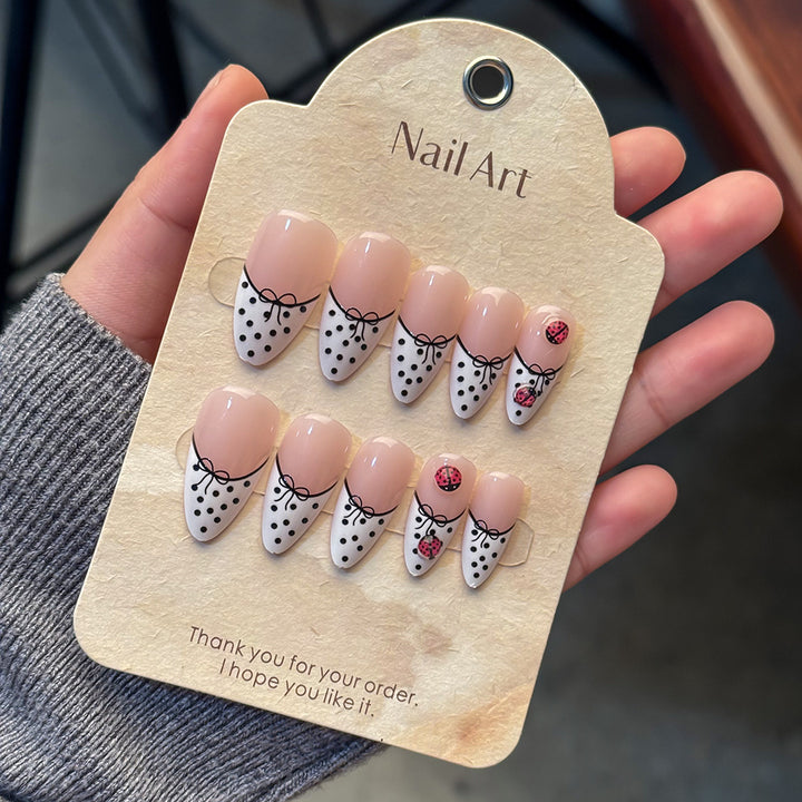 Elegante künstlerische Press-On-Nagelset Karnz