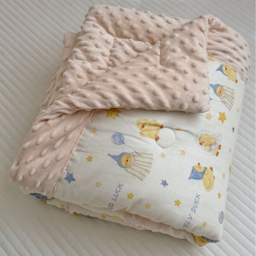 Wendbare Minky Dot Babydecke mit Baumwoll-Teddy-Druck und gestepptem Futter