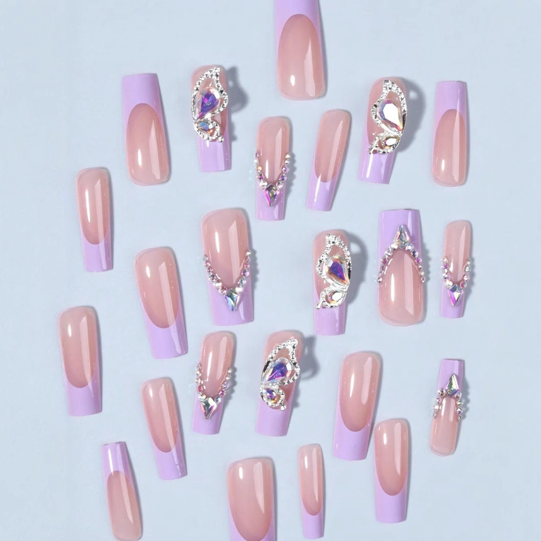 Kunstnagelset mit luxuriösen 3D-Akzenten Karnz