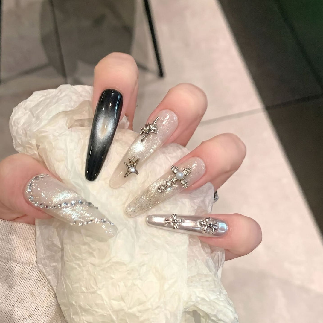 Dekoratives Stiletto Press-On-Nagelset mit Sternakzenten Karnz