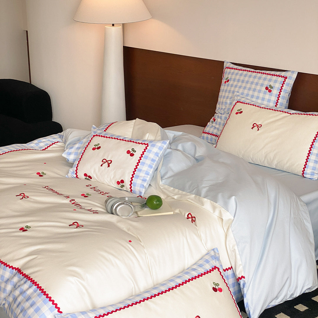 Gesticktes Kirsche Gingham Bettwäsche Set mit gewelltem Rand und Kissenbezügen