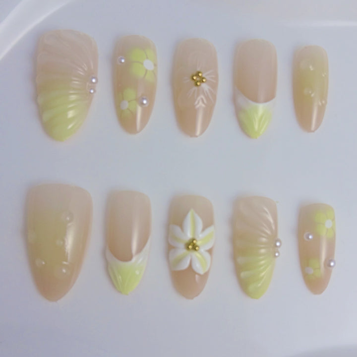 Elegante Kunstnägel mit floralen Akzenten Karnz
