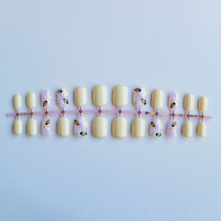 Künstlerisches von Bienen inspiriertes Nail Art Kit