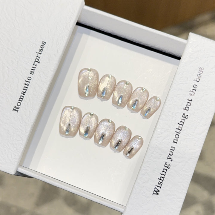 Kunstnägel mit Elegantem Glamour-Design Karnz
