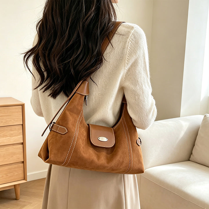 Stylische Wildleder-Schultertasche Karnz