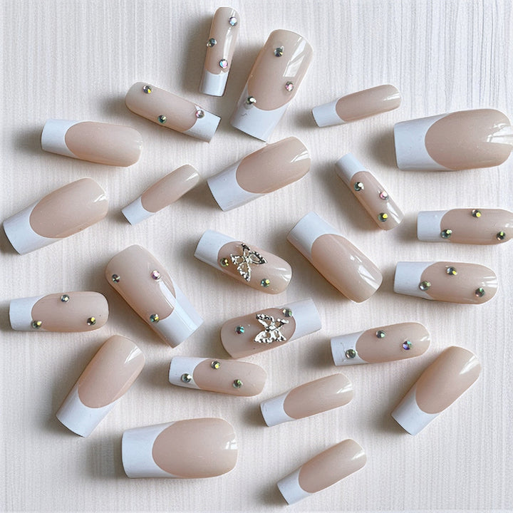 Elegante Stiletto-Nagelverlängerungen mit Strassakzenten Karnz
