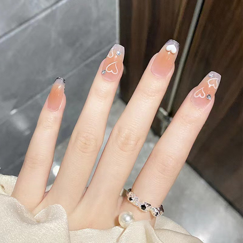 Kunstvolle Nagelspitzen im Herzdesign Karnz