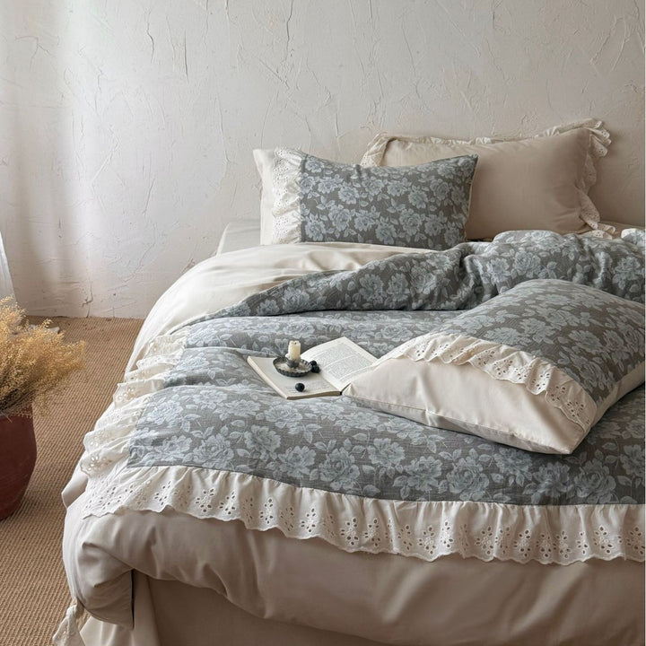 Romantische Bettwäschegarnitur aus Baumwollmix mit floraler Jacquard-Steppung und Spitzenvolant