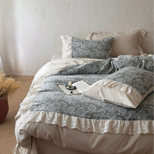 Romantische Bettwäschegarnitur aus Baumwollmix mit floraler Jacquard-Steppung und Spitzenvolant