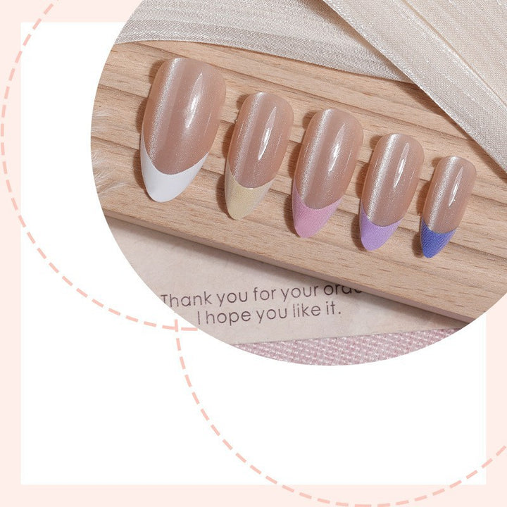 Kunstnagelset mit eleganten French-Spitzen und farblichen Akzenten Karnz