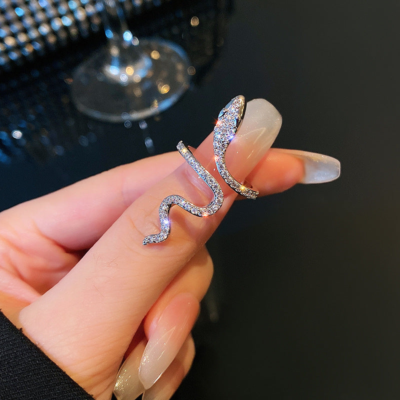 Eleganter Schlangenring mit Funkelnden Zirkonia Steinen Karnz
