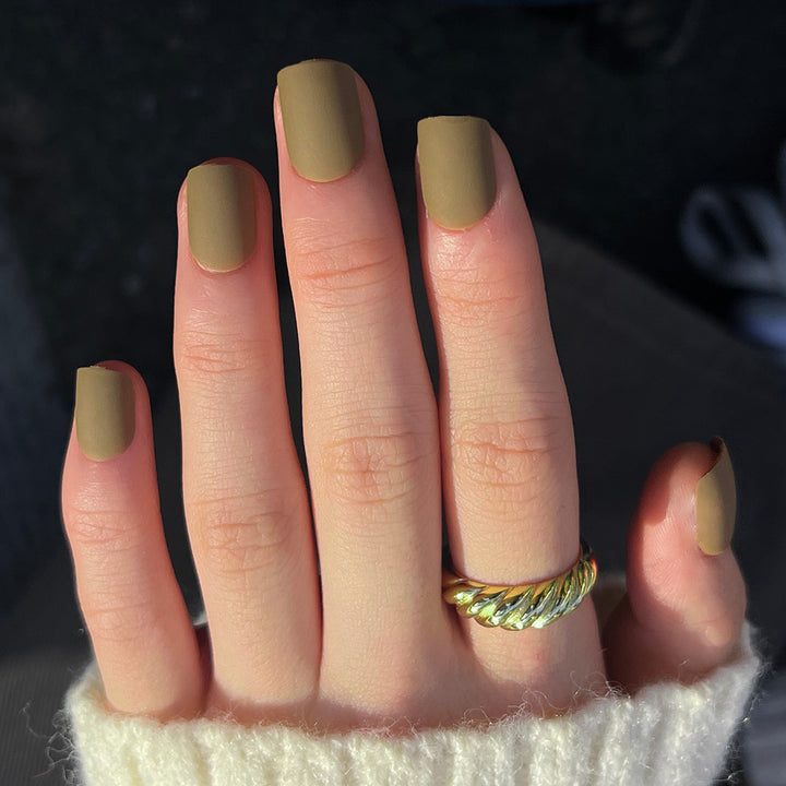Künstliche Nagelkunst mit mattem Finish Karnz