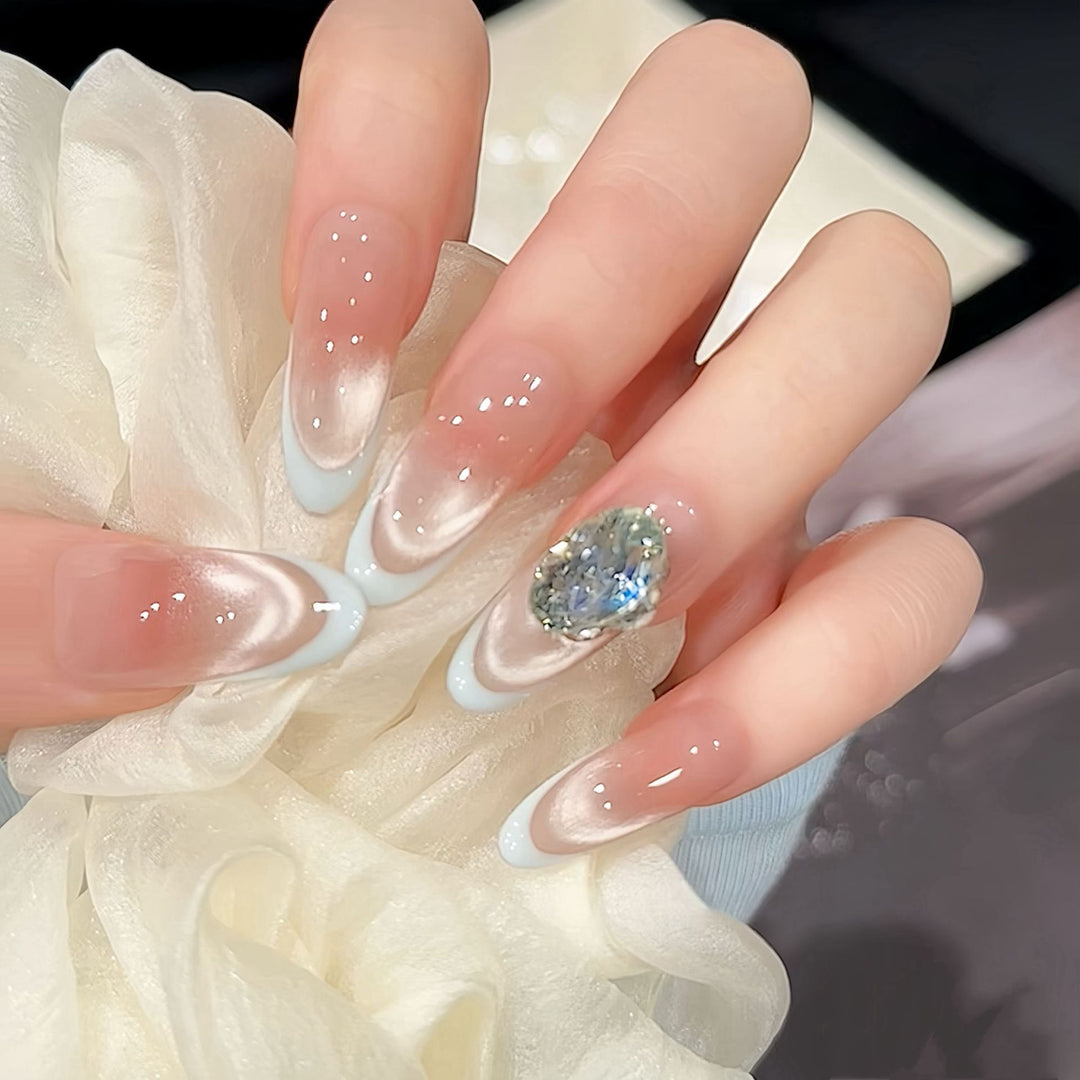 Kunstnägel mit Glamourösen Akzenten Karnz