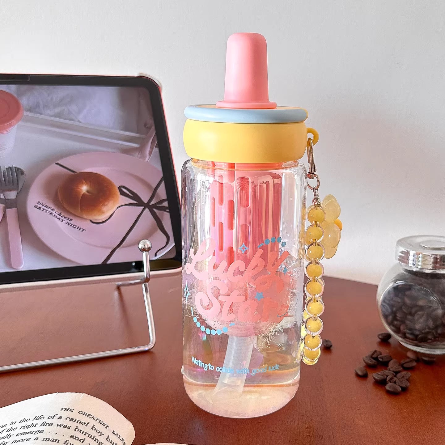 Damen kreative Trinkflasche mit integriertem Strohhalm und Schlüsselanhänger Karnz