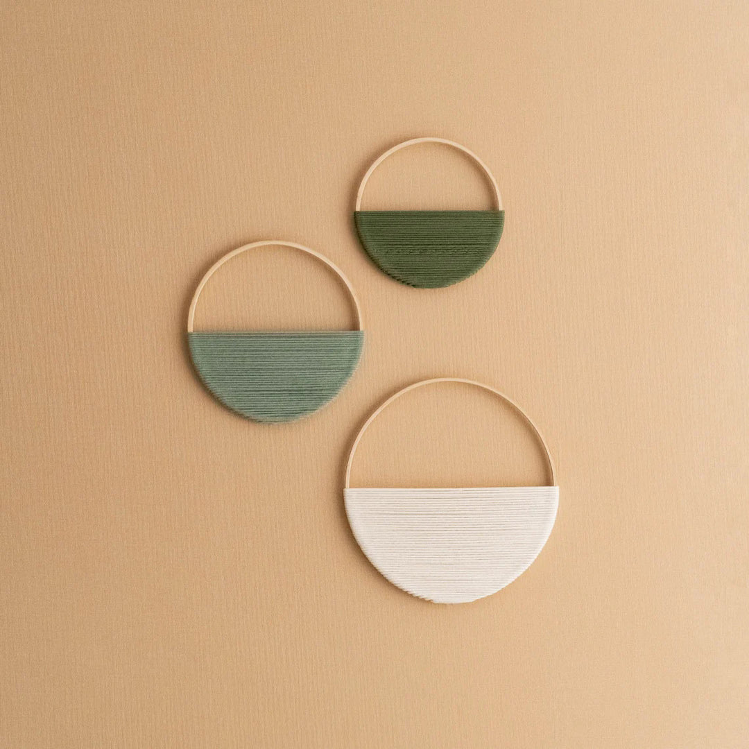 Modernes Wandkunstwerk aus Makramee und Holz