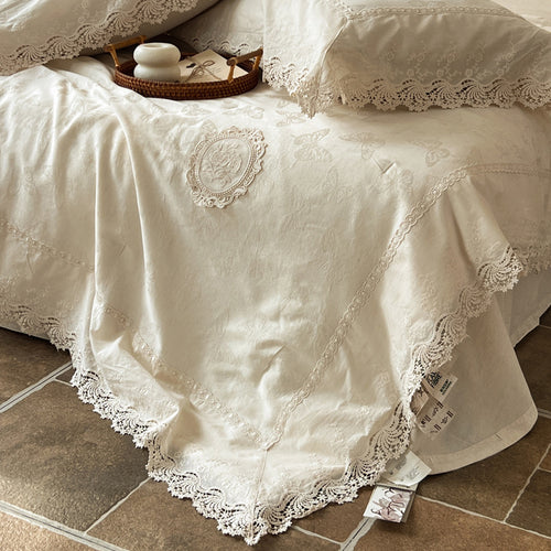 Jacquard-Tagesdecke im Vintage-Look mit floraler Applikation und Spitzenbordüre