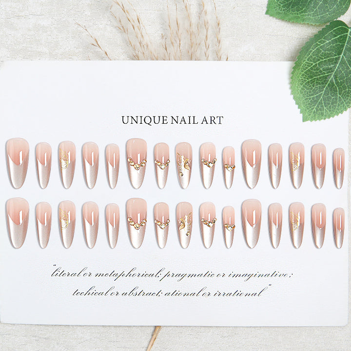 Glamouröse Kunstnägel mit eleganten Golden Details Karnz