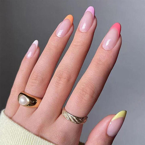 Kunstvolle Nagelkunst mit geometrischem Design Karnz