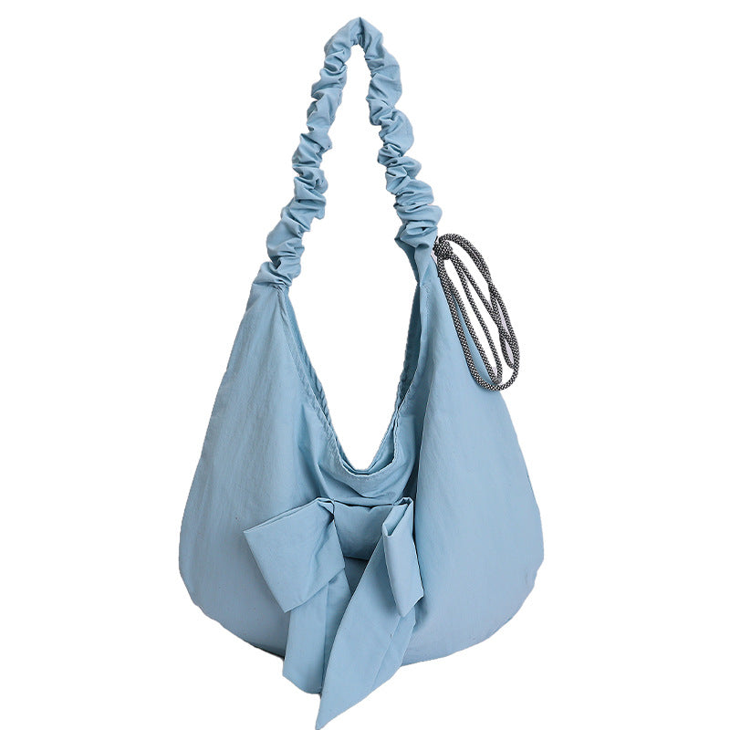 Schultertasche mit Schleifenverzierung