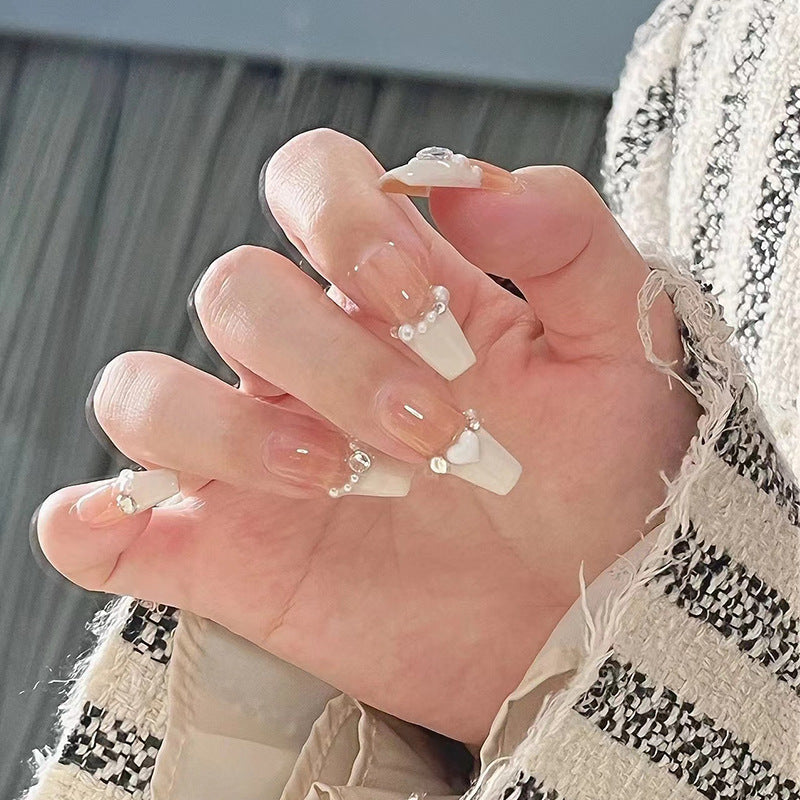 Kunstvolle Nagelverlängerungen mit 3D-Elementen Karnz