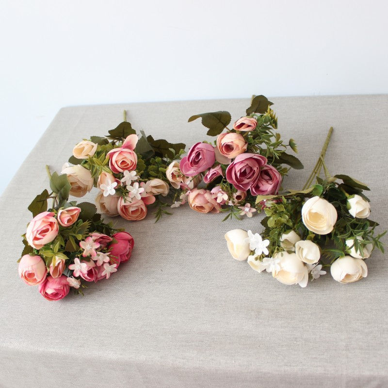 Künstlicher Blumenstrauß mit realistischen Rosen