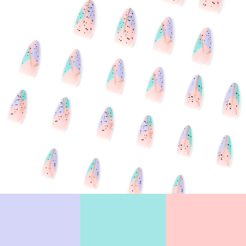 Künstliche Nailart mit einzigartigem geometrischem Design Karnz