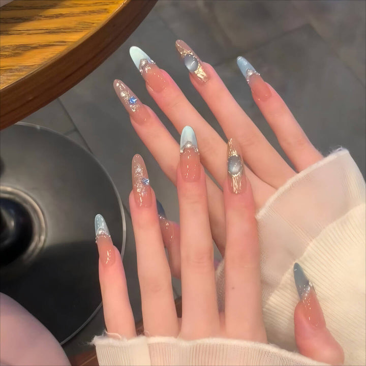 Künstlerisches Nageldesign mit dekorativen Elementen Karnz