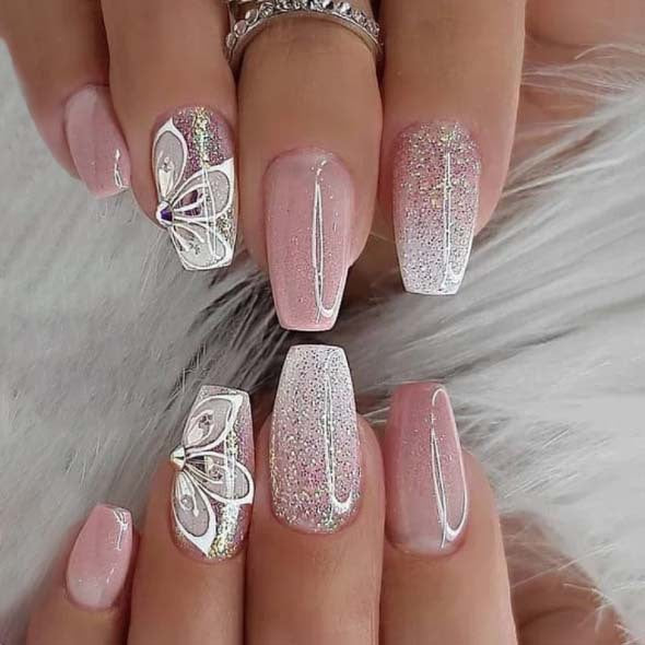 Elegante Ombre Press-On-Nagelerweiterungen mit dekorativen Akzenten Karnz