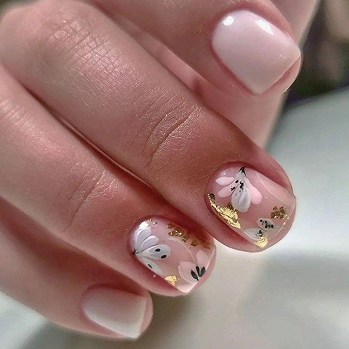Elegante Kunstnagelgestaltung mit floralen Akzenten Karnz