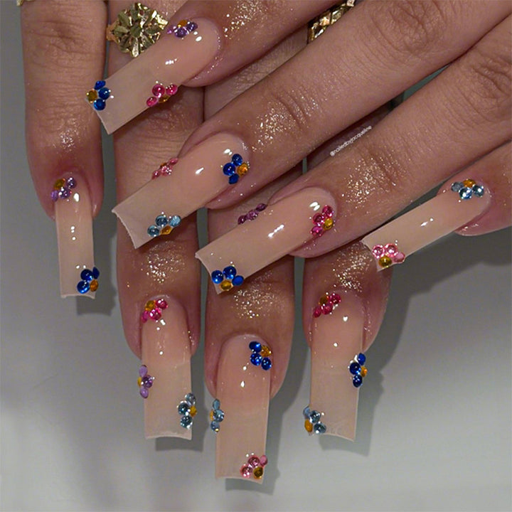Dekorativer Press-On Nagelsatz mit floralen und Juwelenakzenten Karnz 1788496020