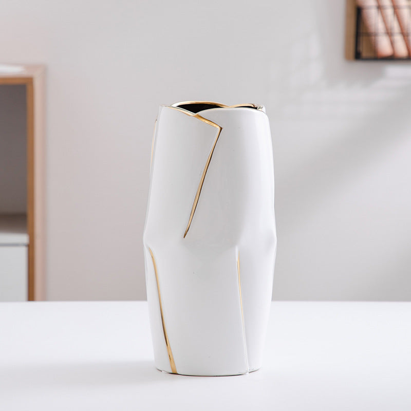 Dekorative Keramikvase mit goldener Akzentuierung Karnz