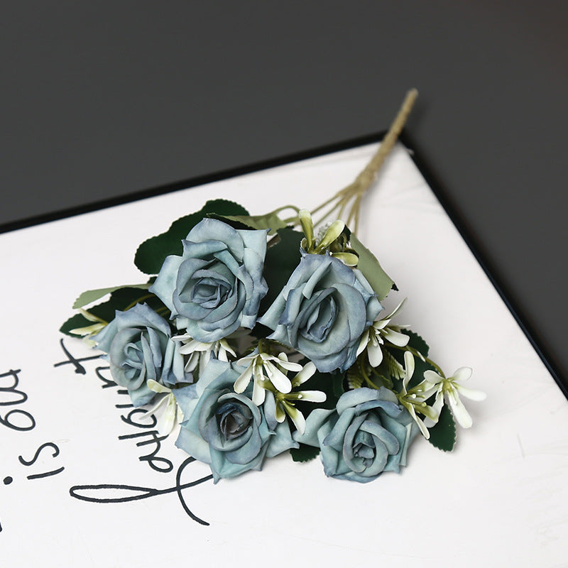 Realistischer künstlicher Rosenstrauß