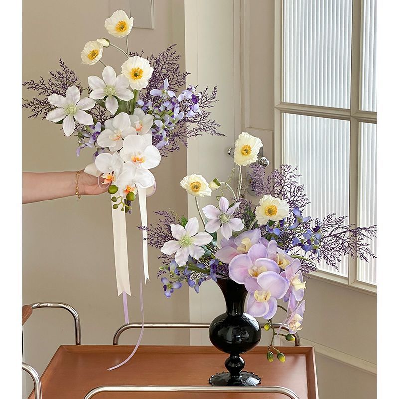 Lebensechte dekorative Blumengesteck