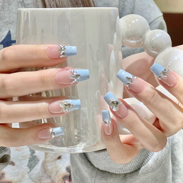Elegante mit Strass verzierte Nagelkunst Karnz