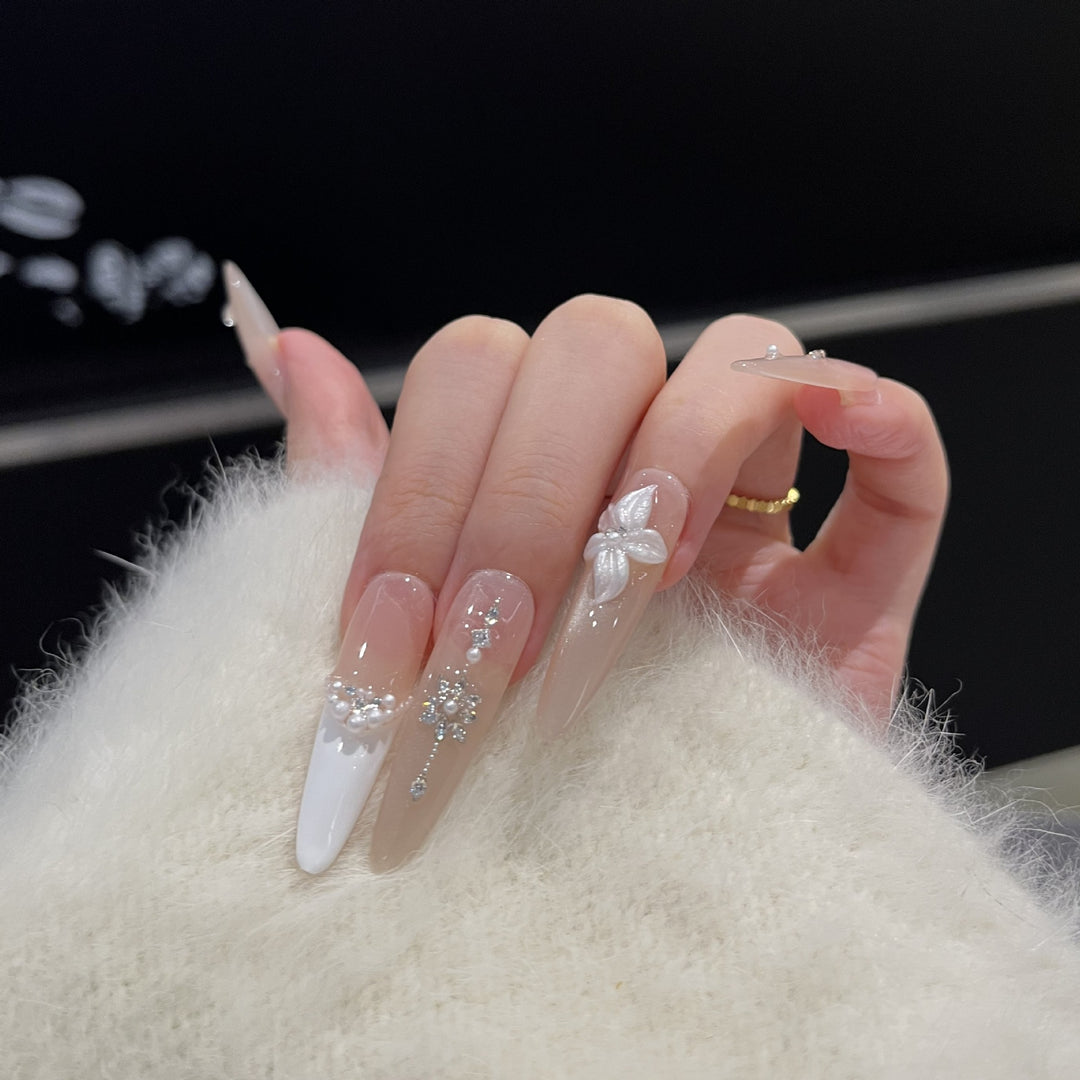 Ausgefallenes Press-On-Nageldesign Karnz