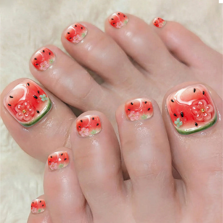 Kunstnagelset mit Wassermelonen-Design und floralen Akzenten Karnz