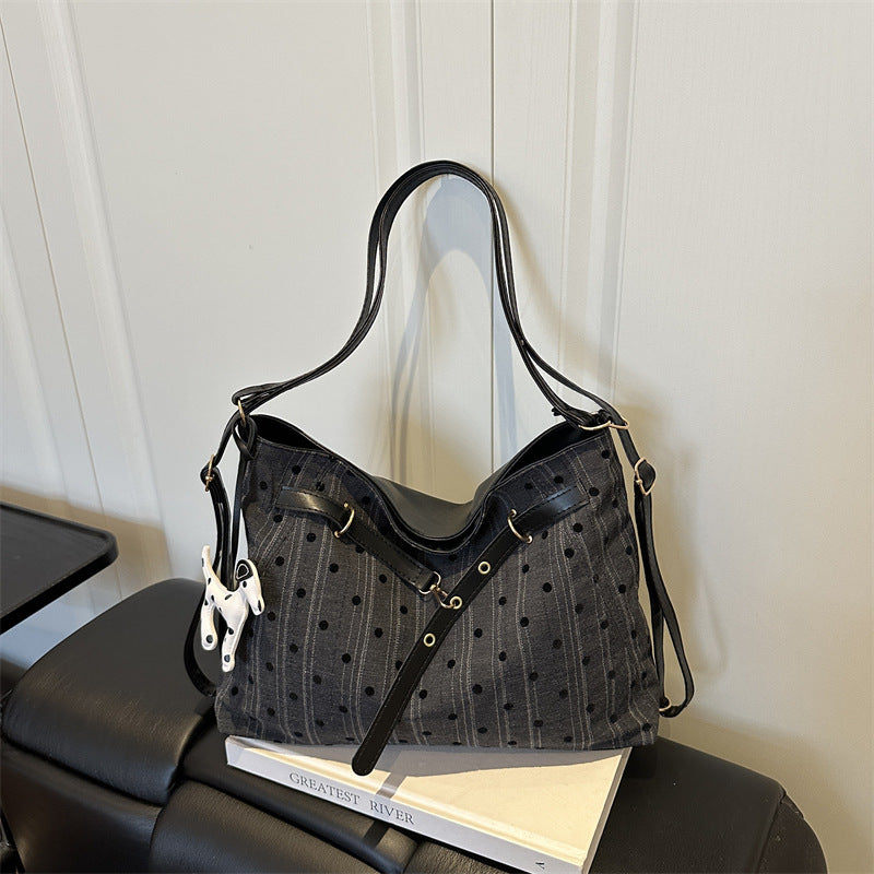 Stylische Schultertasche mit Tierakzenten