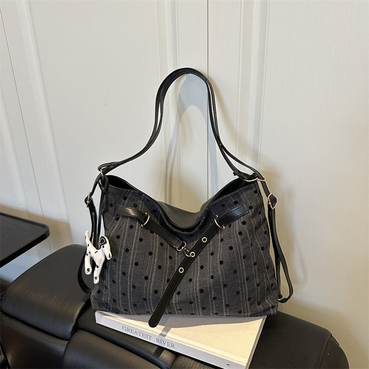 Stylische Schultertasche mit Tierakzenten