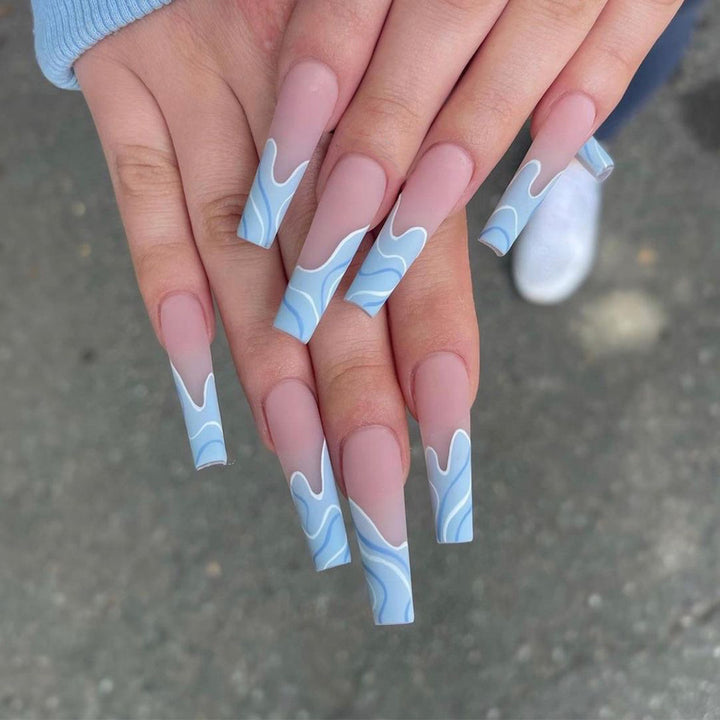 Künstliche Nagelverlängerungen mit Wellen-Design Karnz