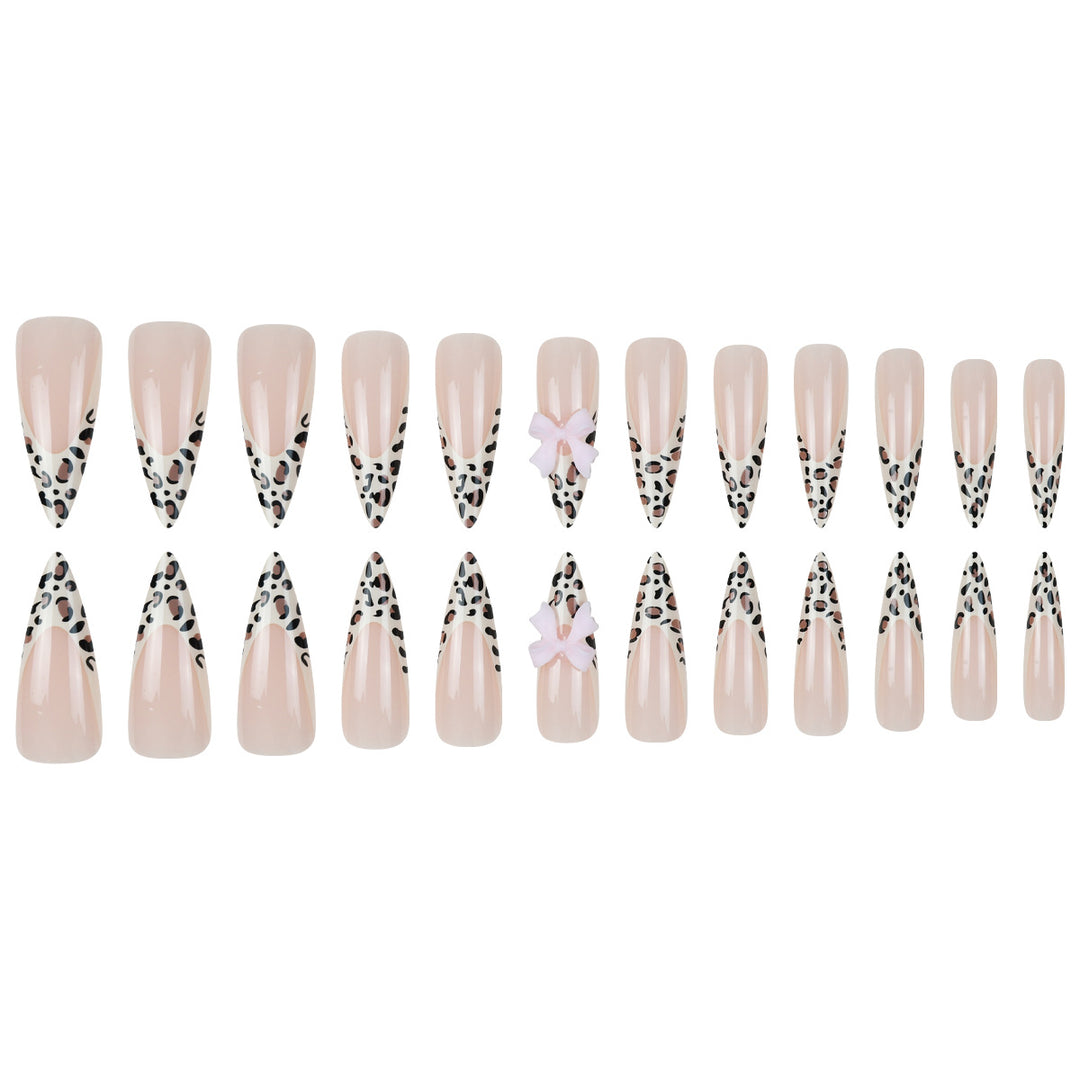 Stylische Stiletto Press-On Nagelkunst Karnz