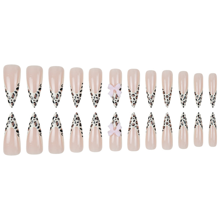 Stylische Stiletto Press-On Nagelkunst Karnz