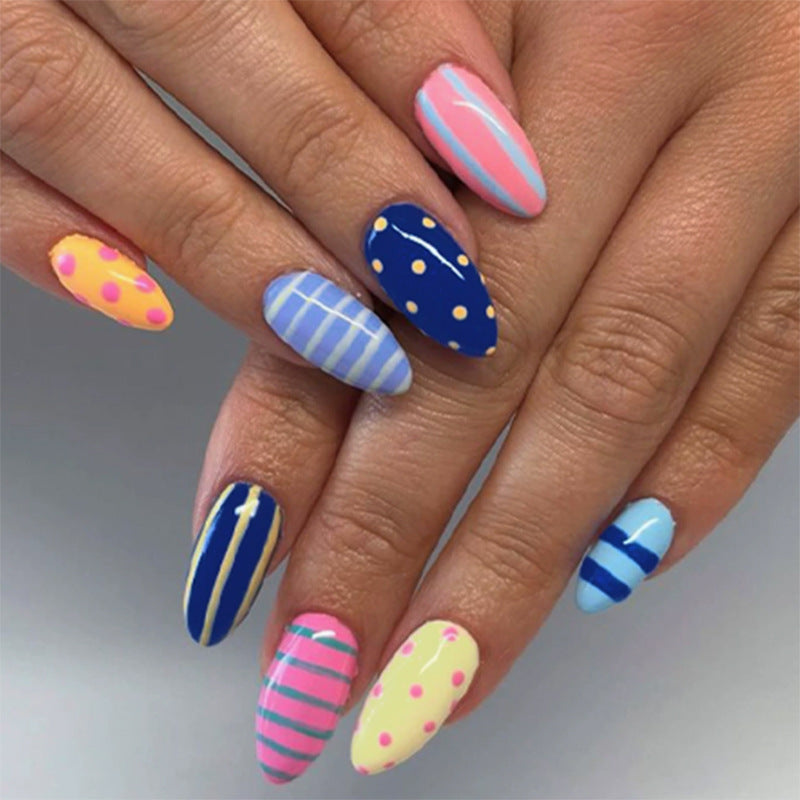Dekoratives Press-On Nagelkunst-Set mit geometrischen Mustern