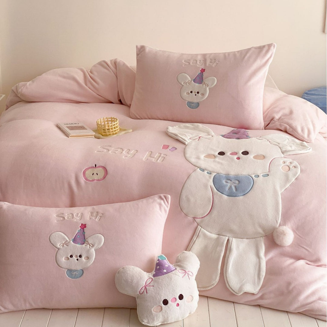 Kinder-Bettwäsche-Set mit appliziertem Kuschelhasen, gesteppter Decke und dekorativen Kissen