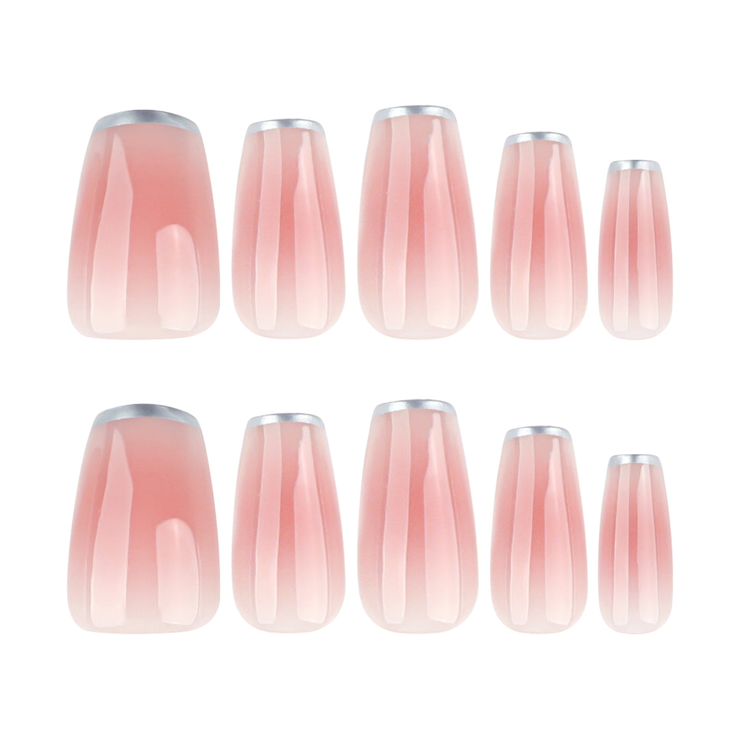 Elegante Nagelverlängerungen mit durchscheinendem French-Tip Karnz