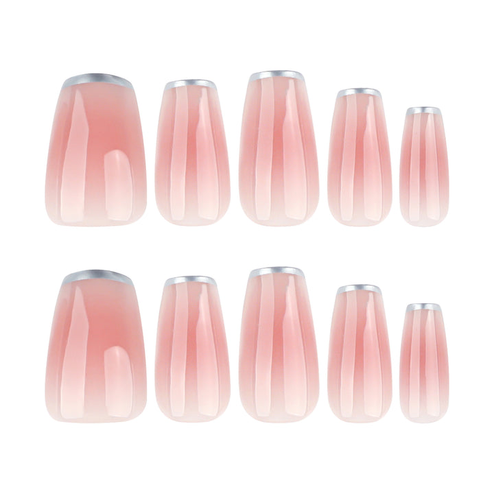 Elegante Nagelverlängerungen mit durchscheinendem French-Tip Karnz
