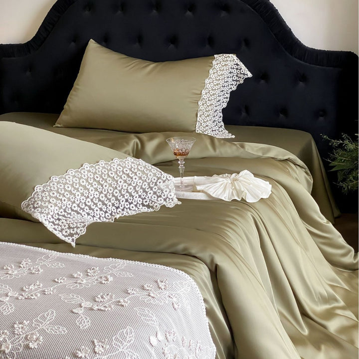 Seidiges Satin-Bettwäsche-Set mit Spitzen‑Kissenbezug und bestickter Tagesdecke