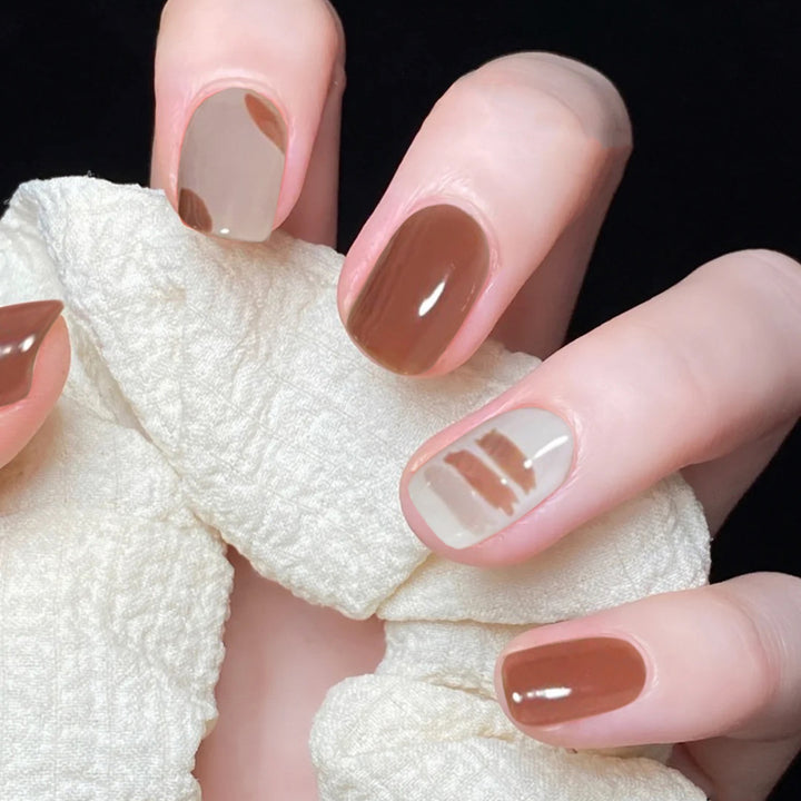 Kunstvolle Nagelverlängerungen mit elegantem Blattmuster Karnz