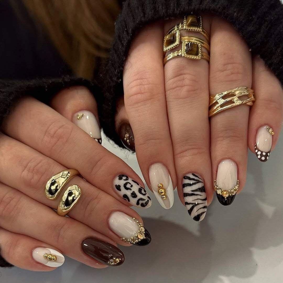 Kunstnagelset mit luxuriösen Tiermotiv-Designs und glamourösen Akzenten Karnz