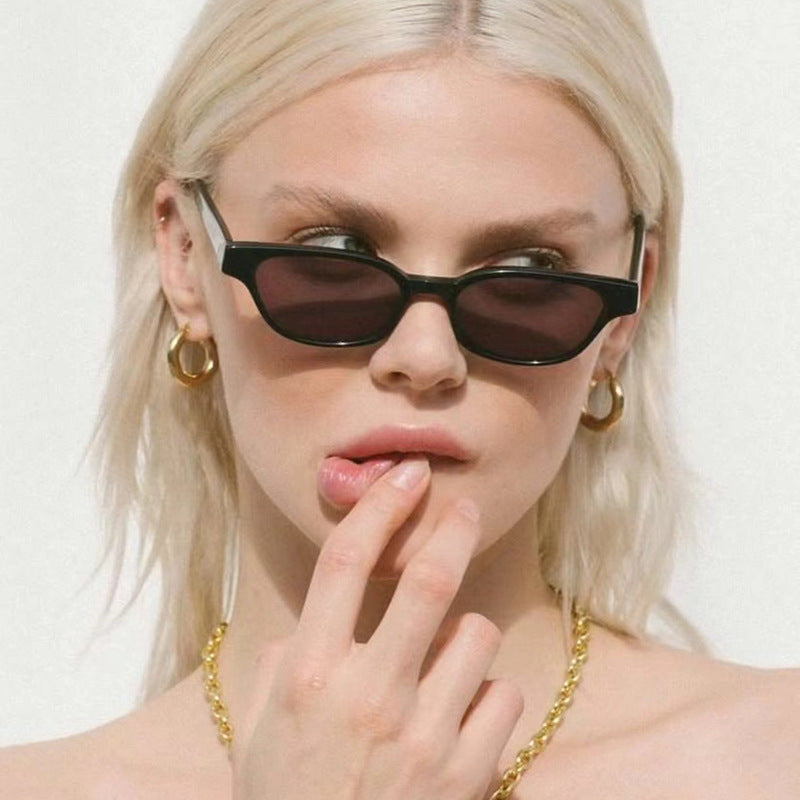 Damen modische Sonnenbrille mit geschwungenem Rahmen und braunen Gläsern Karnz
