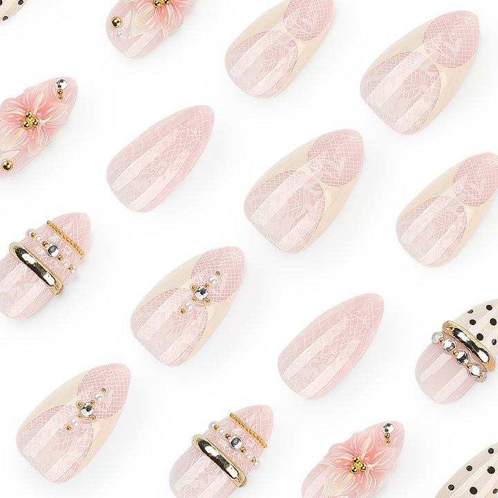 Kunstvolle Nagelverlängerungen mit eleganten floralen und Glitzer-Akzenten Karnz